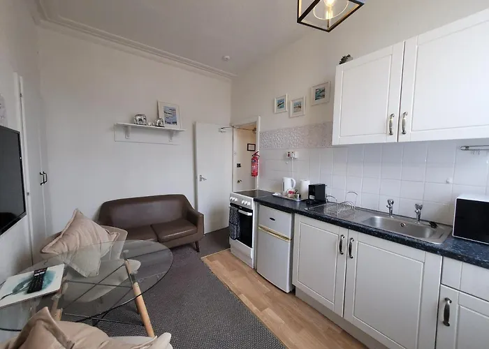 Sea Side Flat 3 With Fast Wifi And Free Parking Lägenhet